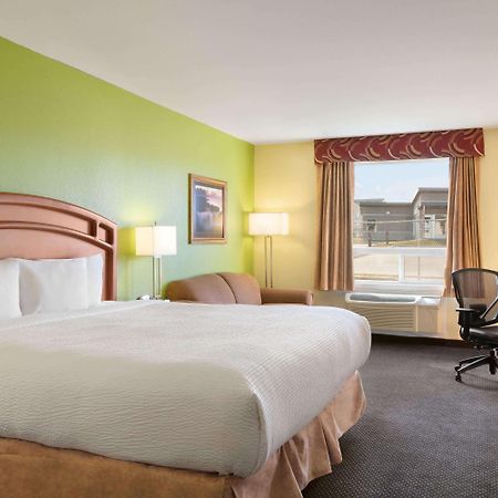 Days Inn & Suites By Wyndham Thompson Exterior photo