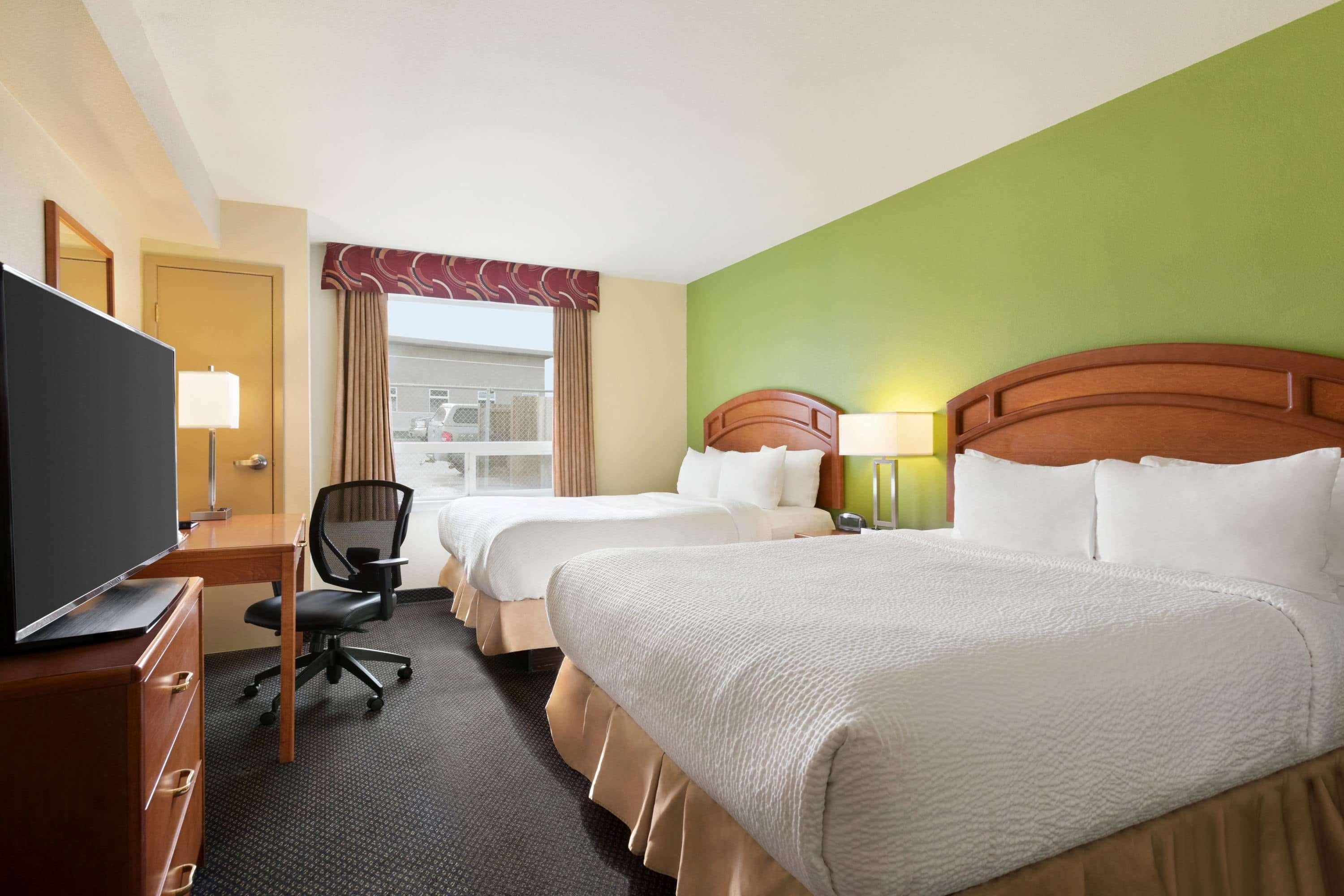 Days Inn & Suites By Wyndham Thompson Exterior photo