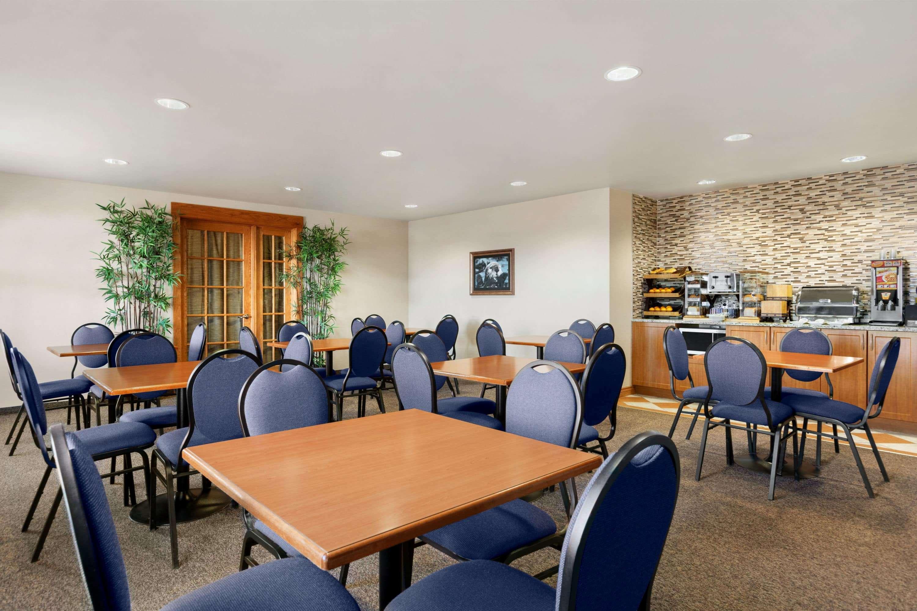 Days Inn & Suites By Wyndham Thompson Exterior photo
