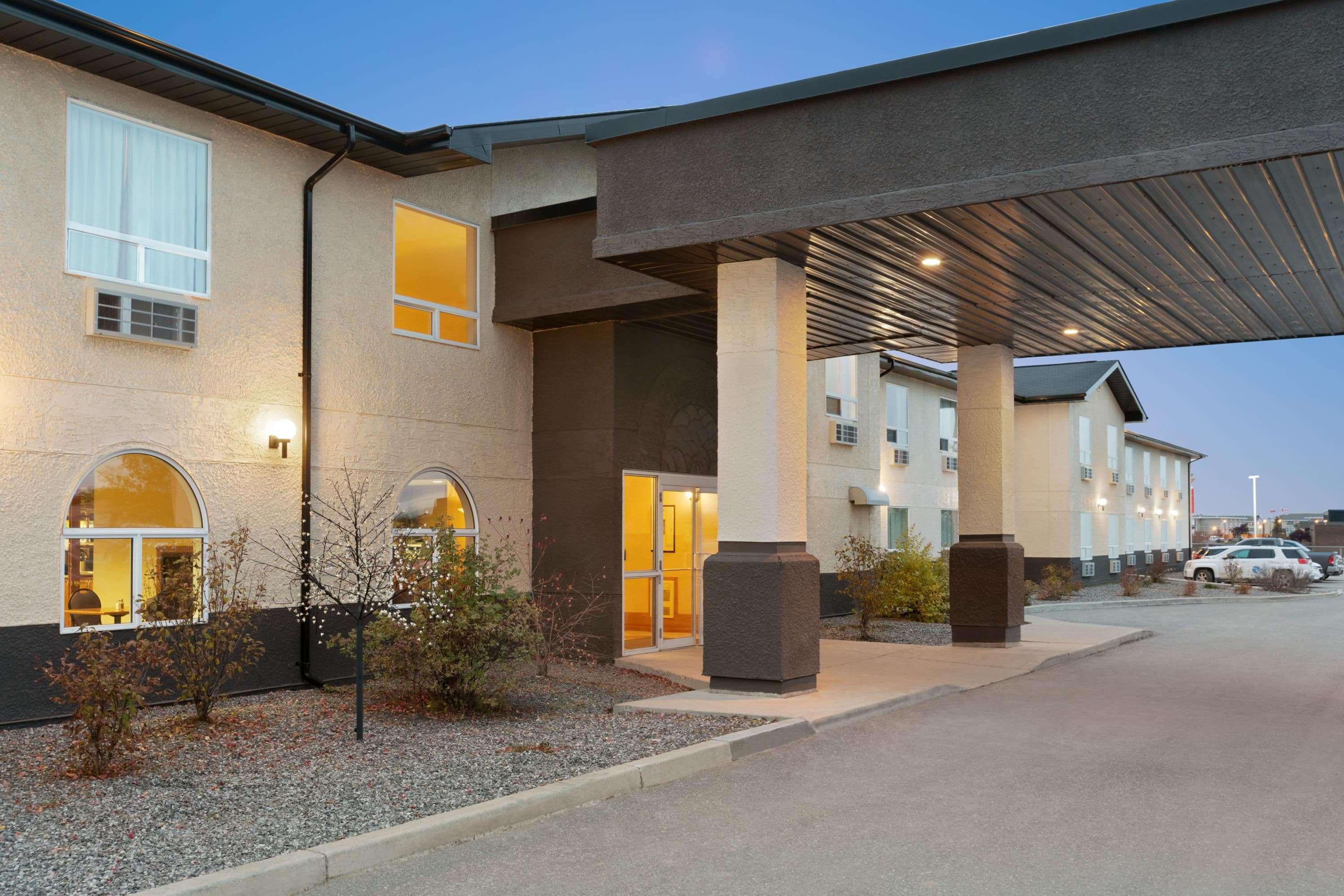 Days Inn & Suites By Wyndham Thompson Exterior photo