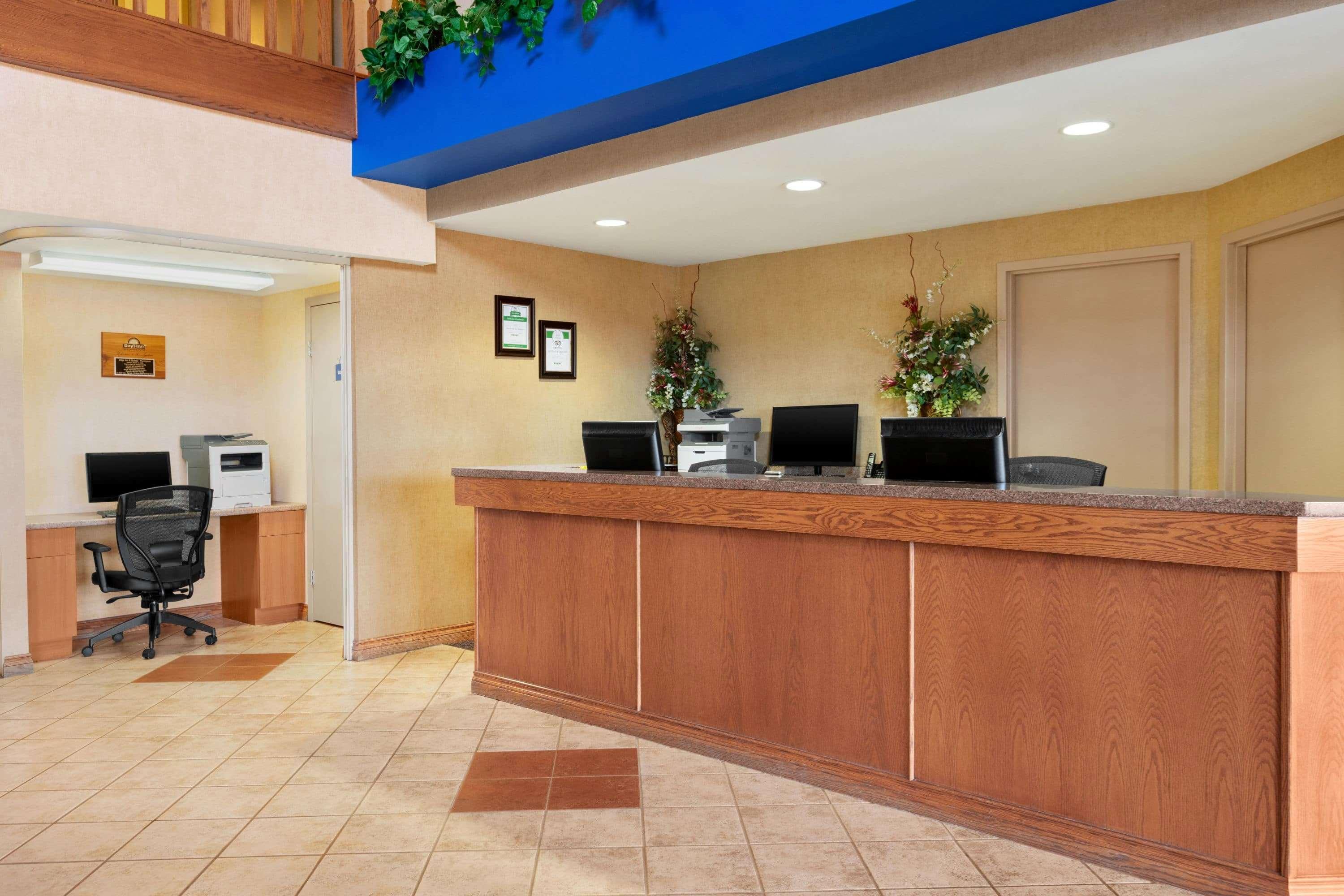 Days Inn & Suites By Wyndham Thompson Exterior photo