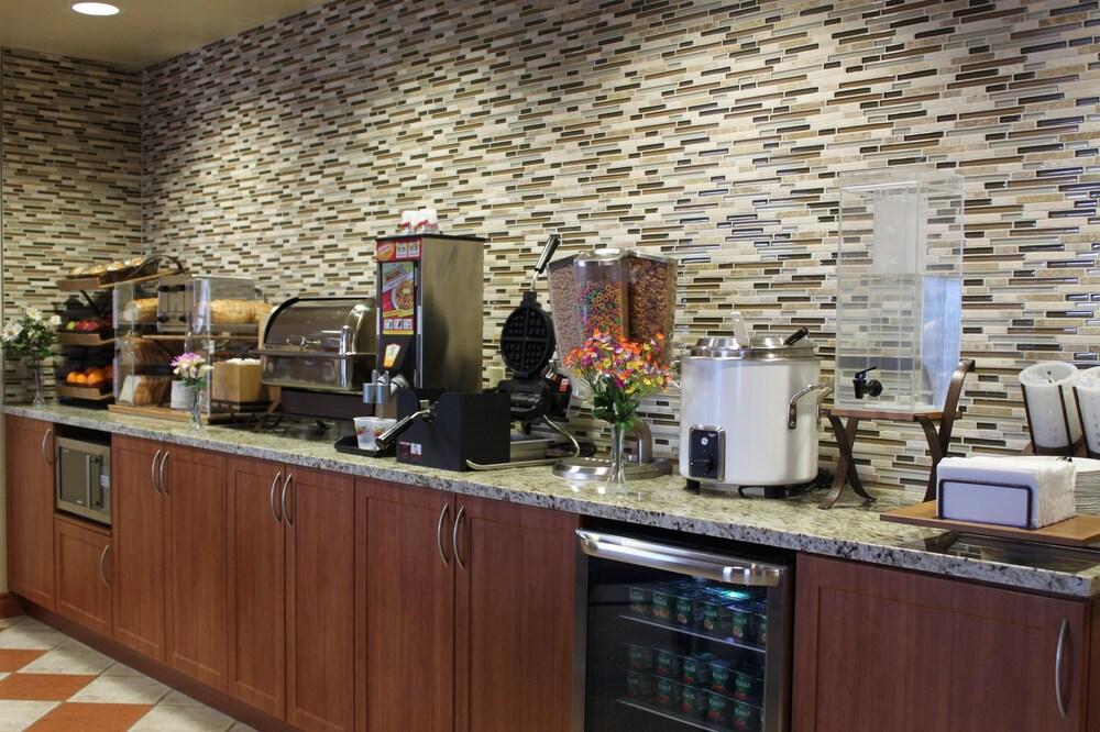 Days Inn & Suites By Wyndham Thompson Exterior photo