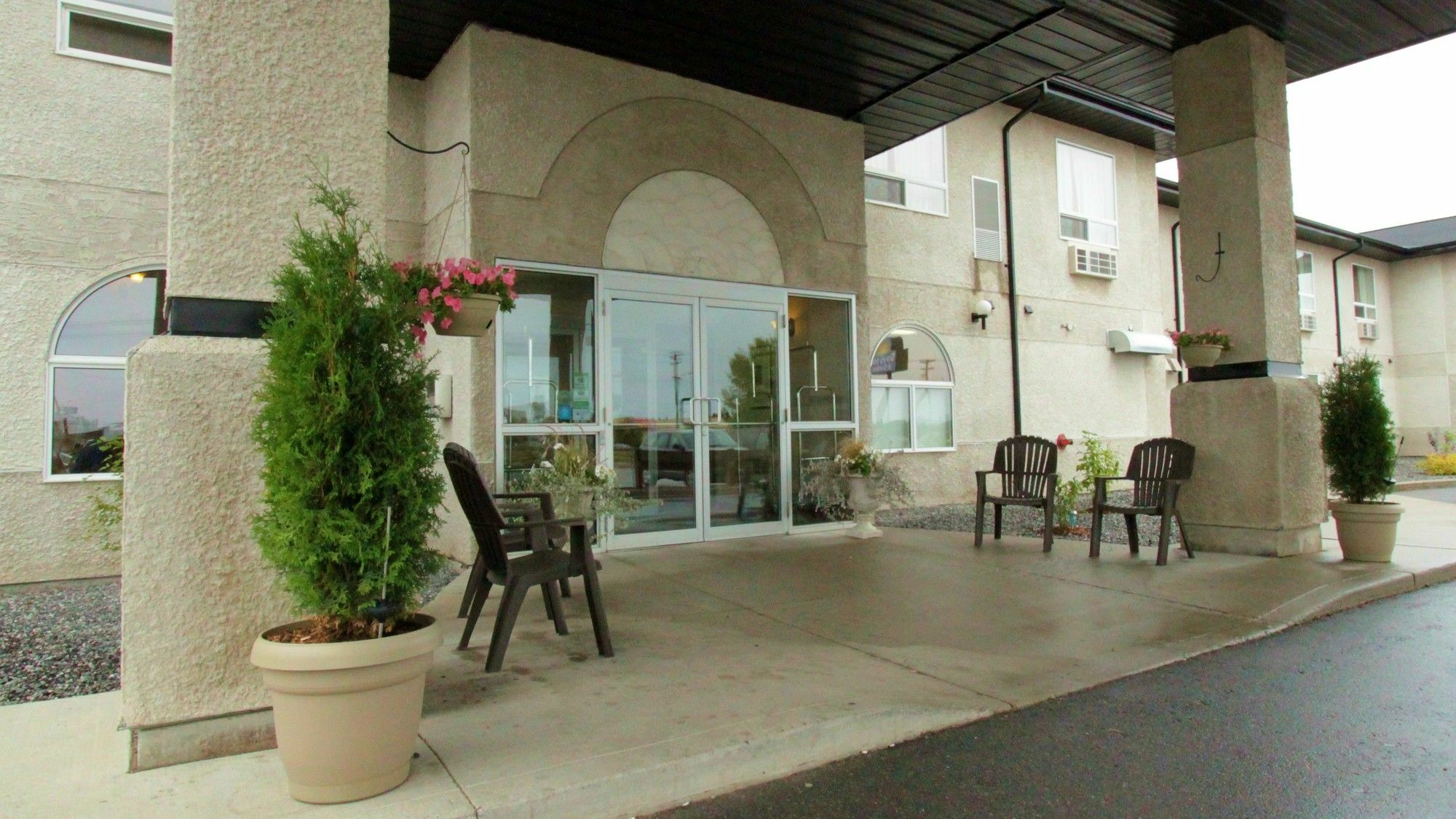 Days Inn & Suites By Wyndham Thompson Exterior photo