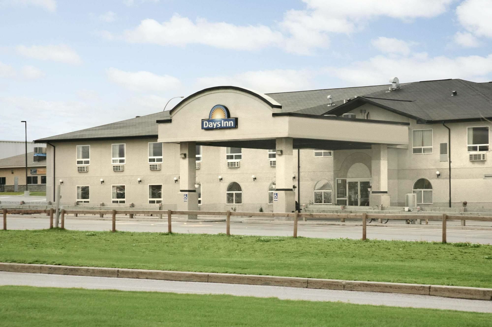 Days Inn & Suites By Wyndham Thompson Exterior photo